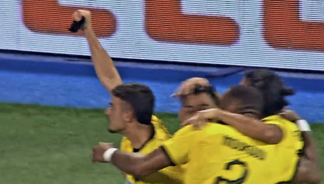 Junak AEK-a srušio Dinamo u nadoknadi, pa se crnom trakom "obratio" Boysima
