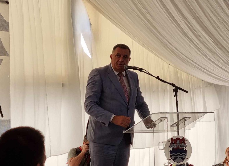 BARBI SA MANJAČE OSVOJILA DODIKA Mile ne ispuštu iz ruku zanosnu crnku obučenu u narodnu nošnju (FOTO/VIDEO)