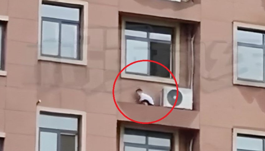 SNIMAK KOJI IZAZIVA JEZU Dijete se igra skrivača na ivici 5. sprata nebodera