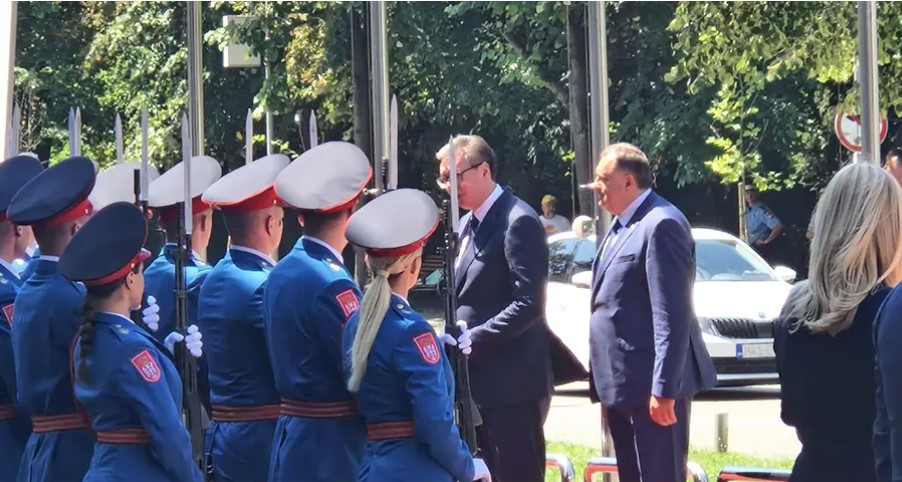 Vučić i Dodik svečano dočekani u Banjaluci (FOTO)