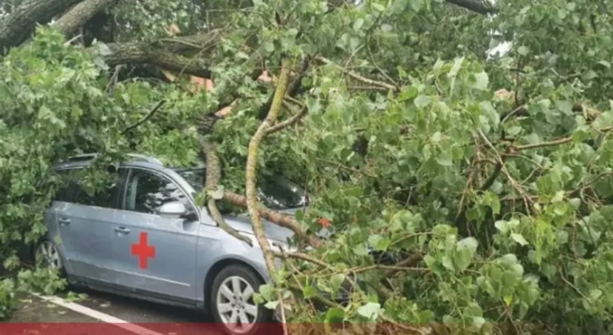 NEVRIJEME U GACKU Udar groma izazvao veliku štetu: Oštećena vozila Doma zdravlja (FOTO)