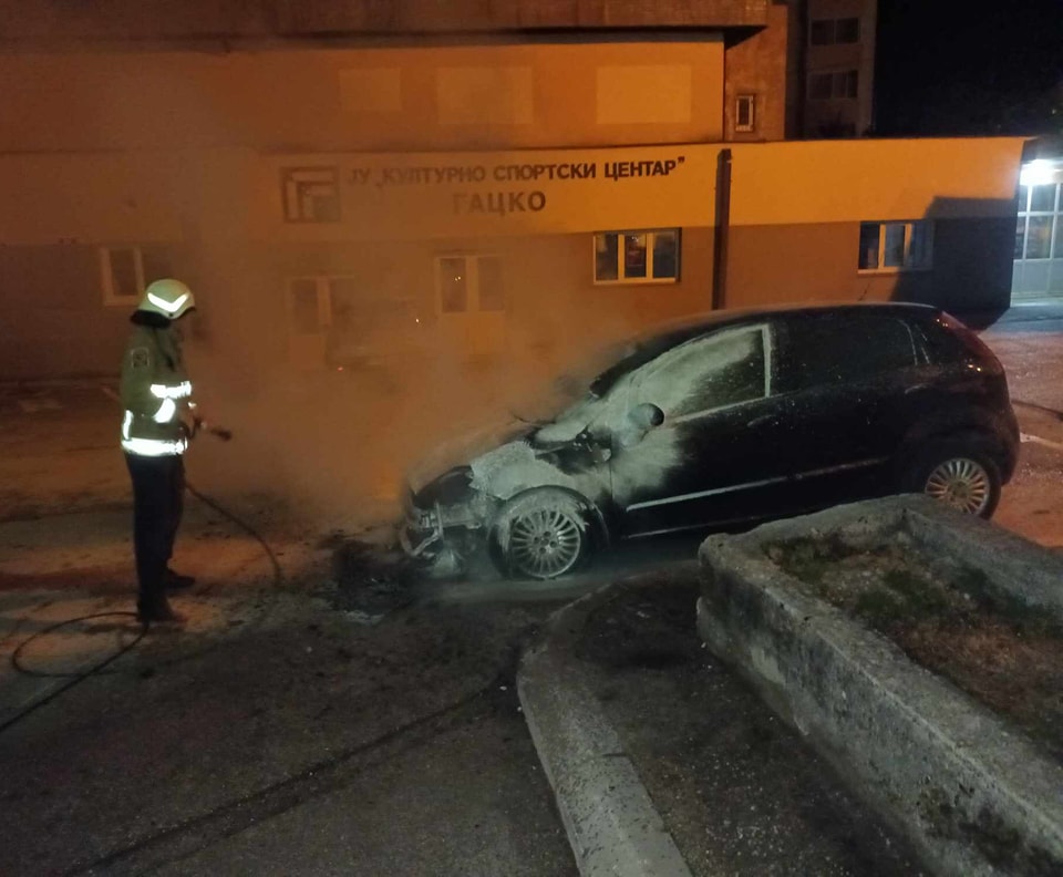 Gorio automobil u Gacku (FOTO)