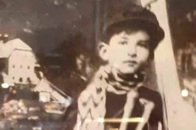 ZNATE LI O KOME JE RIJEČ? Dječak s fotografije poznati je pjevač grupe koju obožava cijeli Balkan