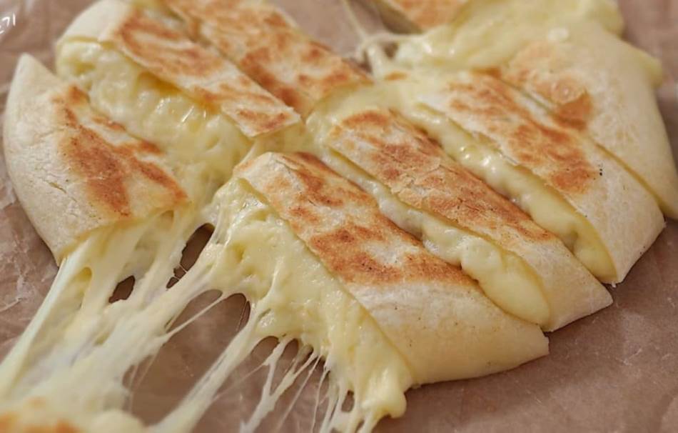 MEKANI HLJEB SA NEODOLJIVIM PUNJENJEM Zlatna korica i sir koji se razvlači - recept koji morate da probate