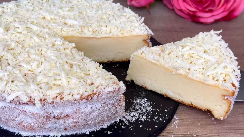 JOGURT KOLAČ SA KOKOSOM I DŽEMOM Pjenast i lagan, svaki zalogaj se topi u ustima