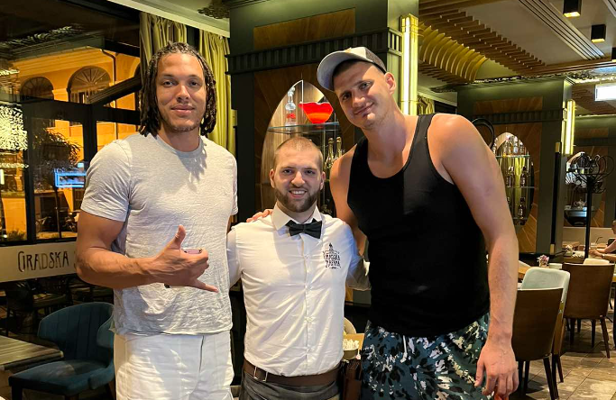 Jokić odveo saigrača iz Denvera u somborsku kafanu, pažnju privukao kesom u ruci