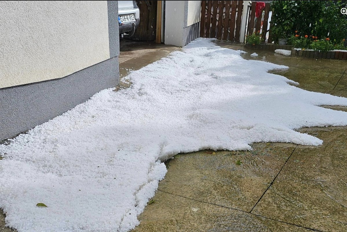 POGOĐENI JAKIM NEVREMENOM Led zabijelio selo kod Velike Kladuše (FOTO)