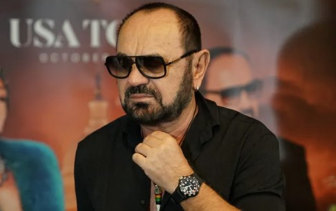 KRENUO DESINGERICINIM STOPAMA Mile Kitić udara patikom ljude u glavu! (VIDEO)