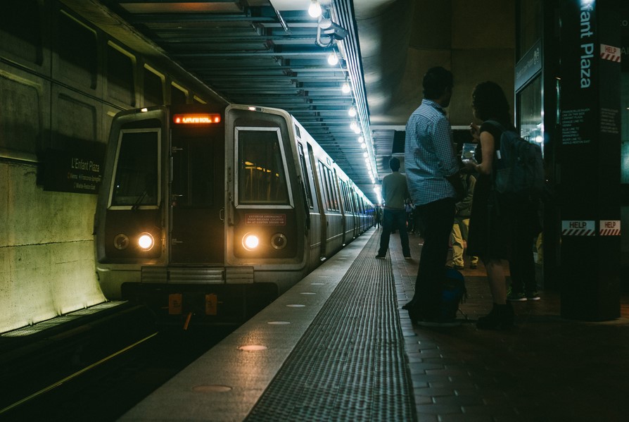 DRAMA U METROU Bugarka prijetila sjekirom putnicima i vikala na obezbjeđenje