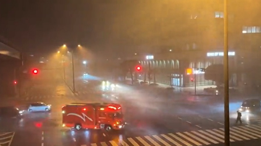 TAJFUN POGODIO JAPAN, IMA MRTVIH Snimci oluje koji nosi sve pred sobom, evakuacija 700.000 ljudi (VIDEO)
