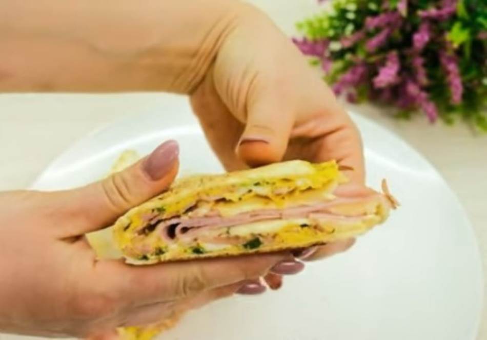 OMLET U TORTILJI SA SIROM I ŠUNKOM Brzinski doručak od jeftinih sastojaka