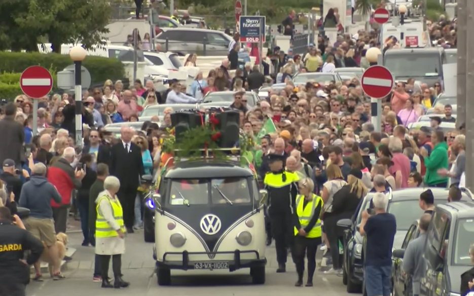 RIJEKA LJUDI SLILA SE U MALI IRSKI GRAD Oproštaj od preminule pjevačice Šinejd O’Konor