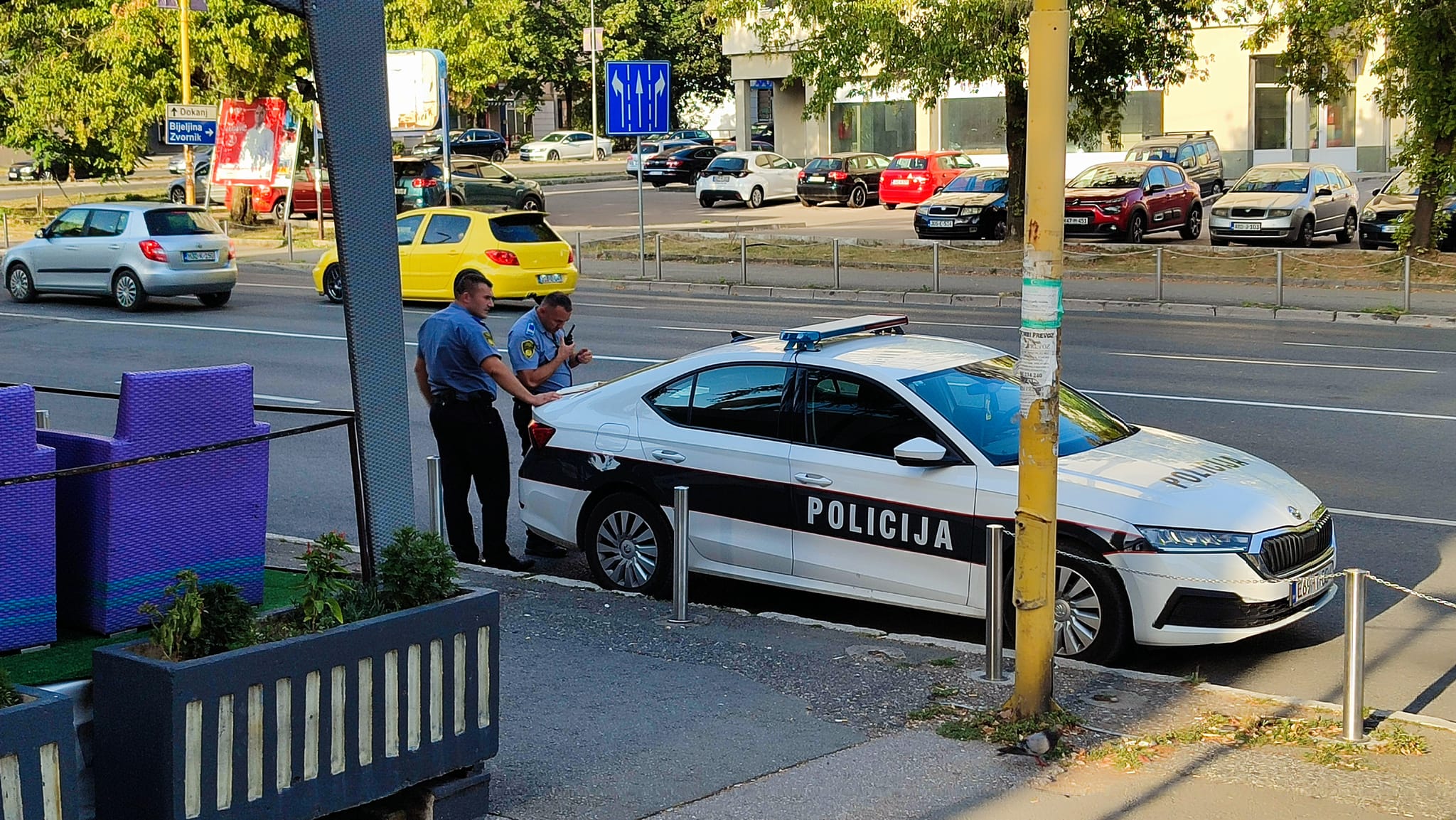 HEROJI U PLAVOM Dvojica policajaca spasila život ženi u Tuzli (FOTO)