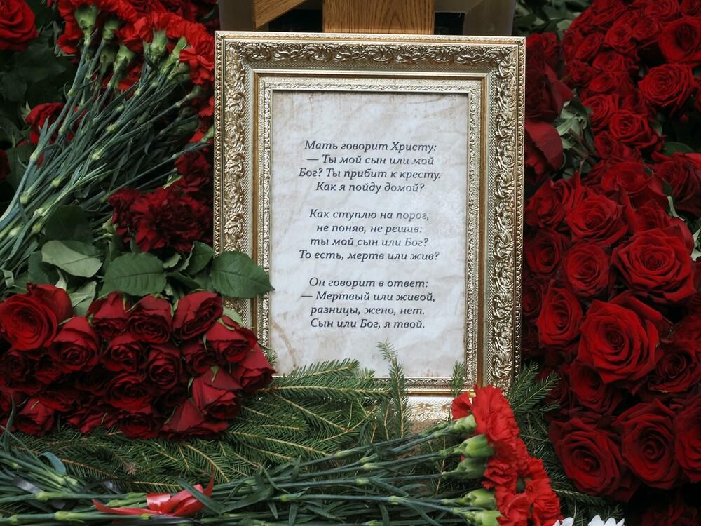 "Mrtav il' živ da sam, razlike, ženo, nema": Na Prigožinovom grobu ostavljena misteriozna pjesma