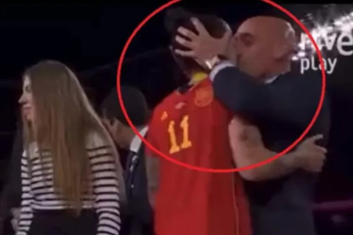 POLJUBIO FUDBALERKU BEZ NJENOG PRISTANKA: FIFA izbacila iz fudbala čelnika španskog Fudbalskog saveza