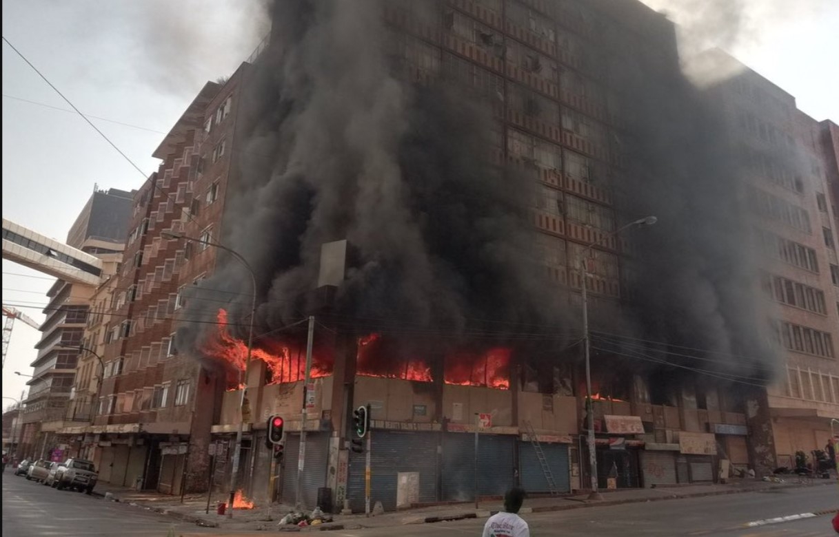 STRAVIČAN POŽAR U ZGRADI U CENTRU ЈOHANESBURGA Više od 50 stradalih osoba (FOTO/VIDEO)