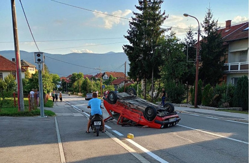 NESREĆA U BOSANSKOM PETROVCU Golfom usmrtio pješaka, udario u škodu i prevrnuo se