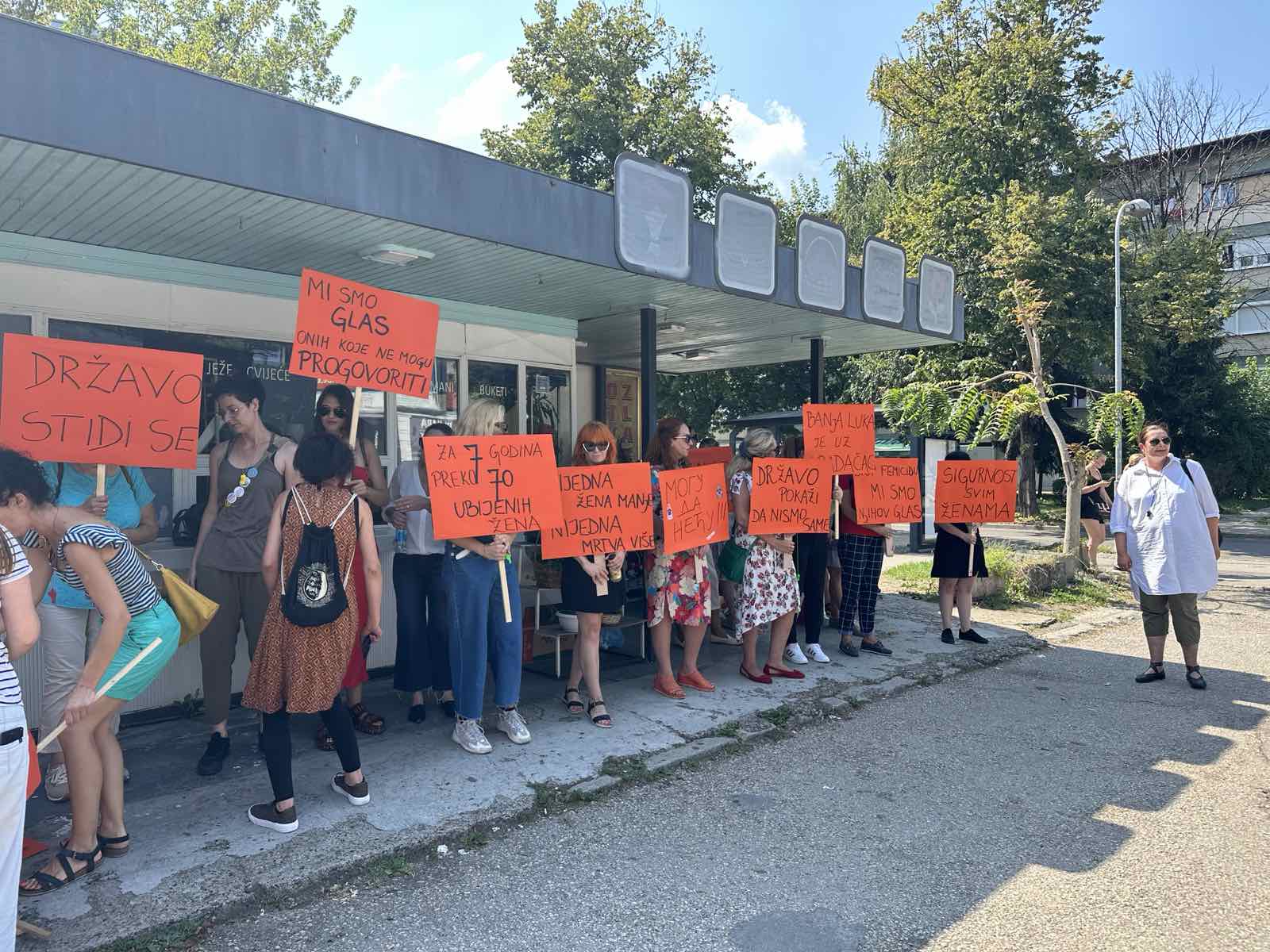 "DRŽAVO STIDI SE!" PORUKA INSTITUCIJAMA SA PROTESTA U BANJALUCI Morate ženi vjerovati kada prijavi da je zlostavljana, zakonska obaveza je da hitno reagujete
