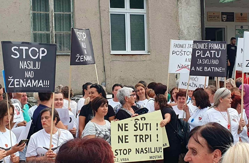 POČEO PROTEST U JABLANICI Velika podrška radnici koju je pretukao gazda