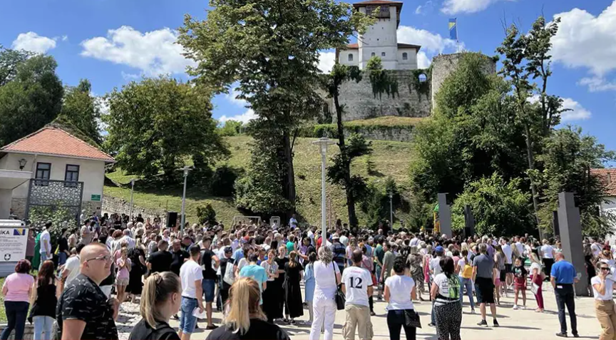 PORUKA SA PROTESTA U GRADAČCU Sistem se mora promijeniti, samo su našoj djeci idoli "mangupi"