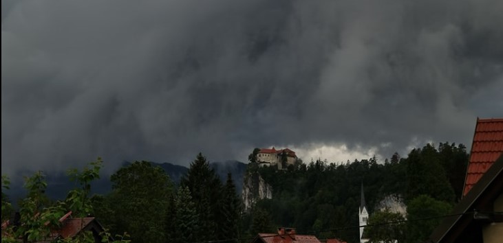 UPALJEN ALARM Nevrijeme stiglo u Sloveniju: Sljedeća na udaru Hrvatska (FOTO)