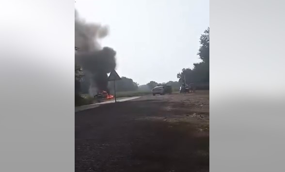 STRAVIČNA SAOBRAĆAJKA KOD SRPCA Motociklista se zakucao u auto i poginuo, oba vozila se zapalila (VIDEO)
