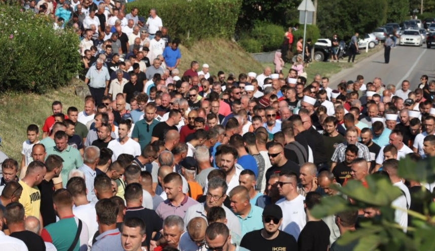 NIZAMINO TIJELO NA RUKAMA PRENIJELI DO DŽAMIJE Rijeka ljudi na sahrani svirepo ubijenoj ženi (FOTO)
