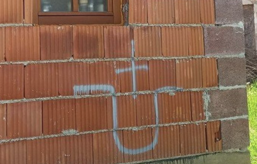 USTAŠKI SIMBOLI OSVANULI U HRVATSKOJ Uznemireno srpsko stanovinštvo sela Bobota