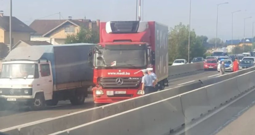 Sudar kamiona i kombija kod Laktaša, saobraćaj obustavljen