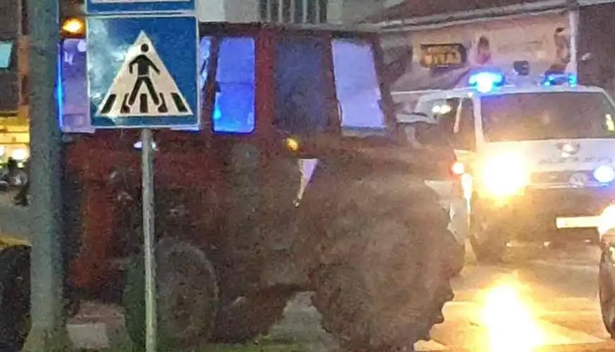 BIZARAN SLUČAJ U KOMŠILUKU Zabio se traktorom u stub pa sjeo u kafanu na piće!