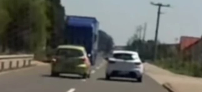 JEZIV SNIMAK ŠOKIRAO REGION Krenuo da pretiče drugi automobil, dok mu šleper ide u susret!