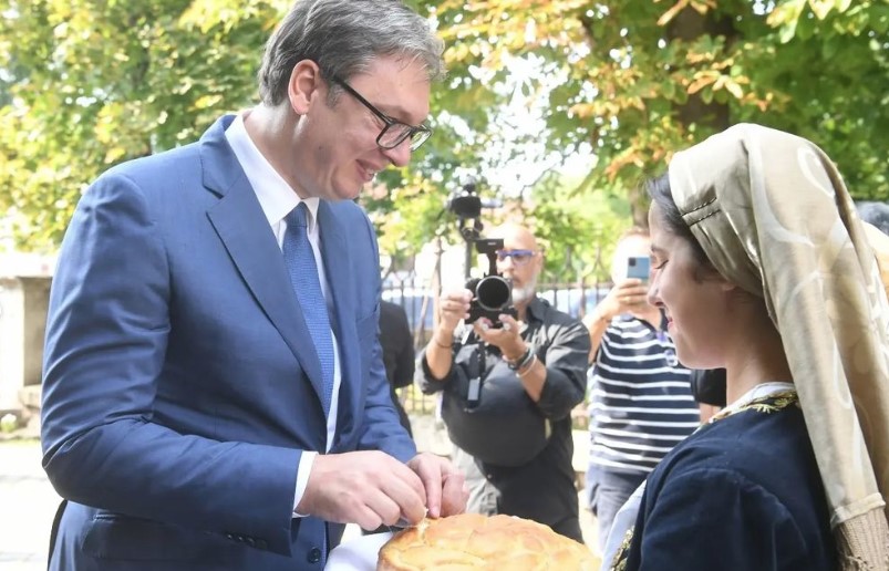 Dodik, Cvijanovićeva i Vučić na večernjem bogosluženju u Sentandreji (FOTO)