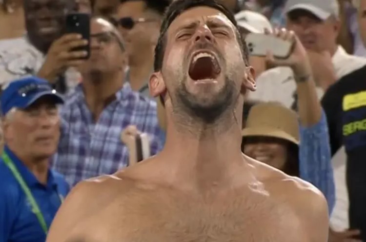 SCENA KOJA JE OBIŠLA SVIJET Đoković kao Supermen: Nakon pobjede poderao majicu (VIDEO)