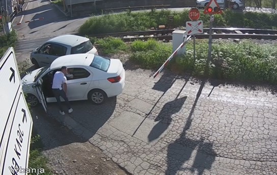 VOZ U VRBANJI NEMA PREDNOST?! Vozači se "naguravali" iza rampe na pružnom prelazu (VIDEO)