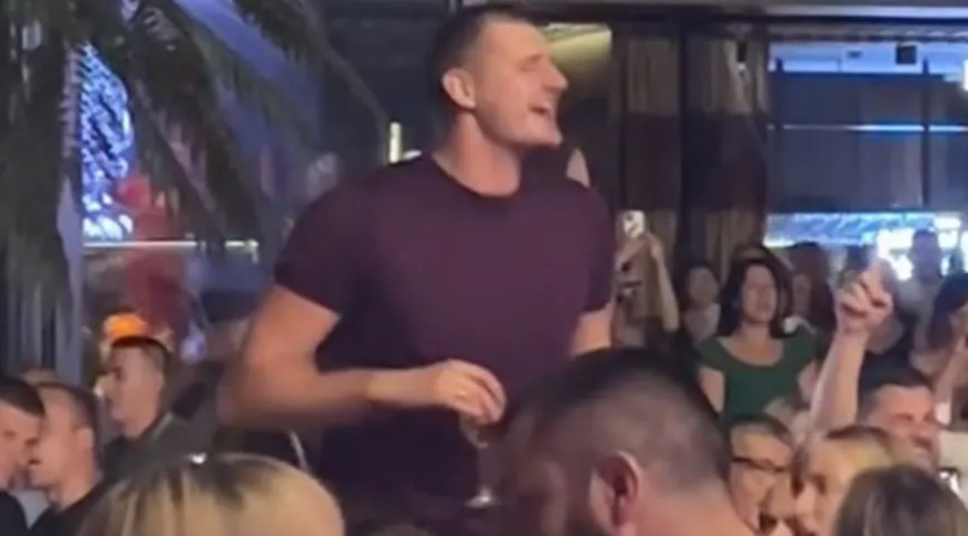 "ŠTO ME TERA DA POLUDIM..." Jokić zapalio atmosferu na Cecinom koncertu (VIDEO)