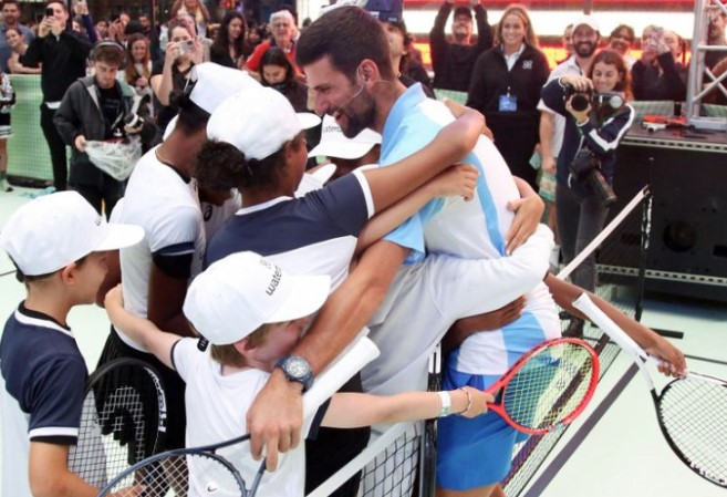 DJECA GA GRLILA I NISU HTJELA DA GA PUSTE Novak postao prvi čovjek koji je igrao tenis na Tajms Skveru