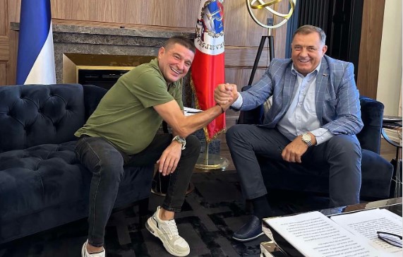 MOĆAN POZDRAV I ŠIROK OSMIJEH Dodik i Baja Mali Knindža u kabinetu predsjednika: Braća! (FOTO)
