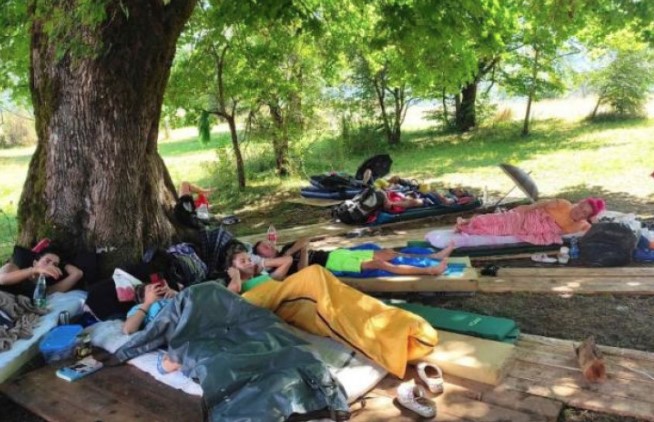 PADAJU REKORDI! Oni već 270 sati leže i ne mrdaju! Još traje takmičenje u izležavanju u Crnoj Gori!