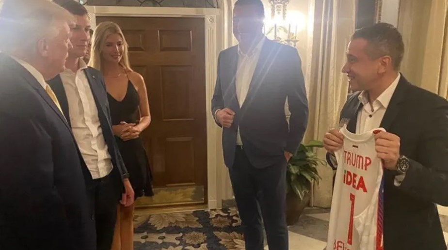 Donald Tramp sa oduševljenjem primio dres Crvene zvezde (FOTO)