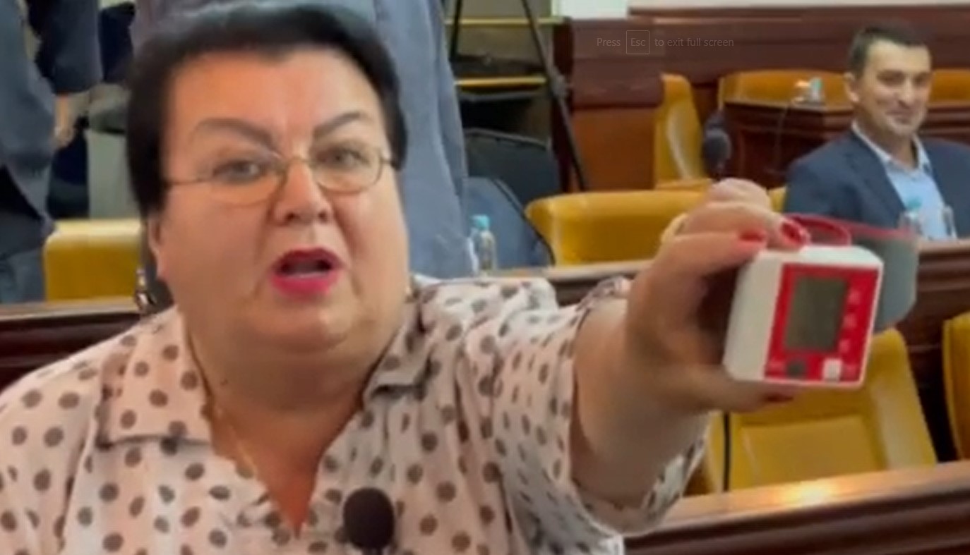 DRAMA U BANJALUČKOJ SKUPŠTINI Pozlilo odbornici kada je njen kolega lupio šakom od sto (VIDEO)