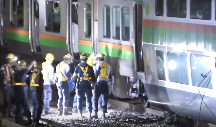 Voz u Tokiju udario u stub, dva sata bilo zarobljeno više od 1.000 putnika (VIDEO)