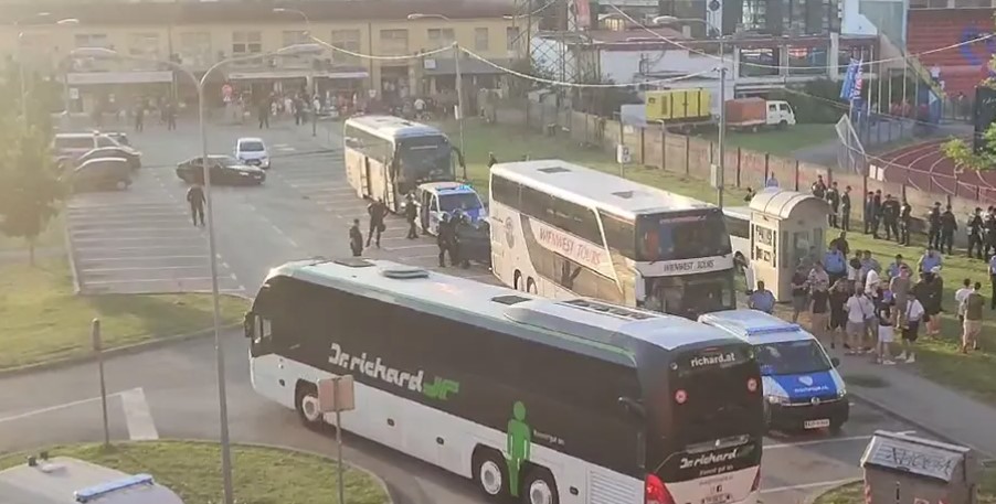 Navijači Austrije uz pratnju policije stigli pred Gradski stadion
