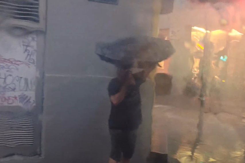 HAOS NA ULICAMA BEOGRADA Automobili zaglavljeni u poplavi, vozači izašli na krovove (FOTO/VIDEO)
