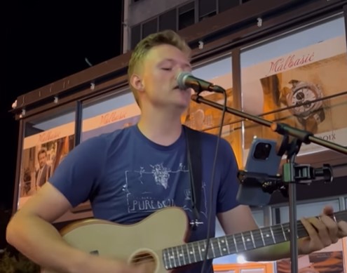 "BANJALUKO I TA TVOJA SELA" Poznati američki TikToker Džastus Rid čuvenom pjesmom oduševio Banjalučane (VIDEO)