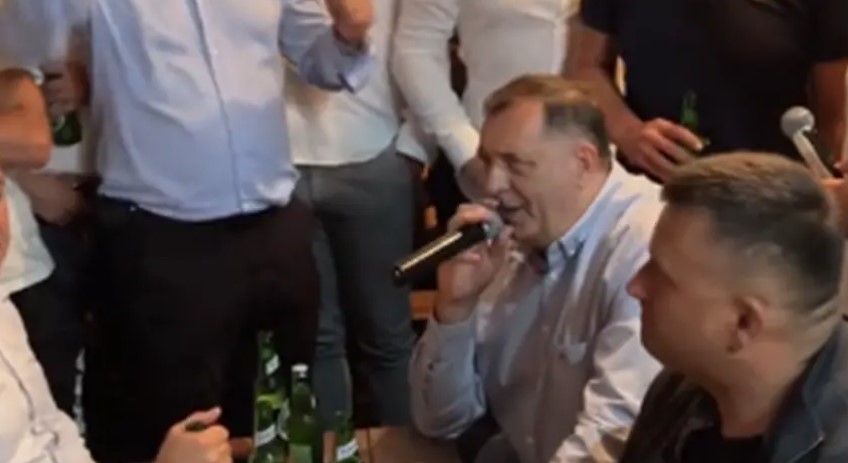 Dodik na zboru u Marićki zapjevao "Ne može nam niko ništa", Đajić ga pratio (VIDEO)