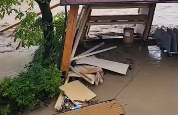 NEVRIJEME NAPRAVILO HAOS U SLOVENIJI Obilne kiše, poplave, zatvoreni putevi... (VIDEO)
