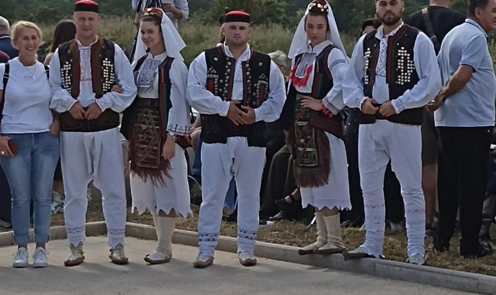 KRAJIŠNICI PRISTIŽU NA PETROVAČKU CESTU Djeca iz kolone u drvarskoj nošnji sa ličkim kapama (FOTO)