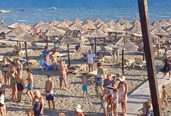 MORATE POGLEDATI REAKCIJU KUPAČA Zasvirala jugoslovenska himna na plaži, a onda je uslijedio šok (VIDEO)