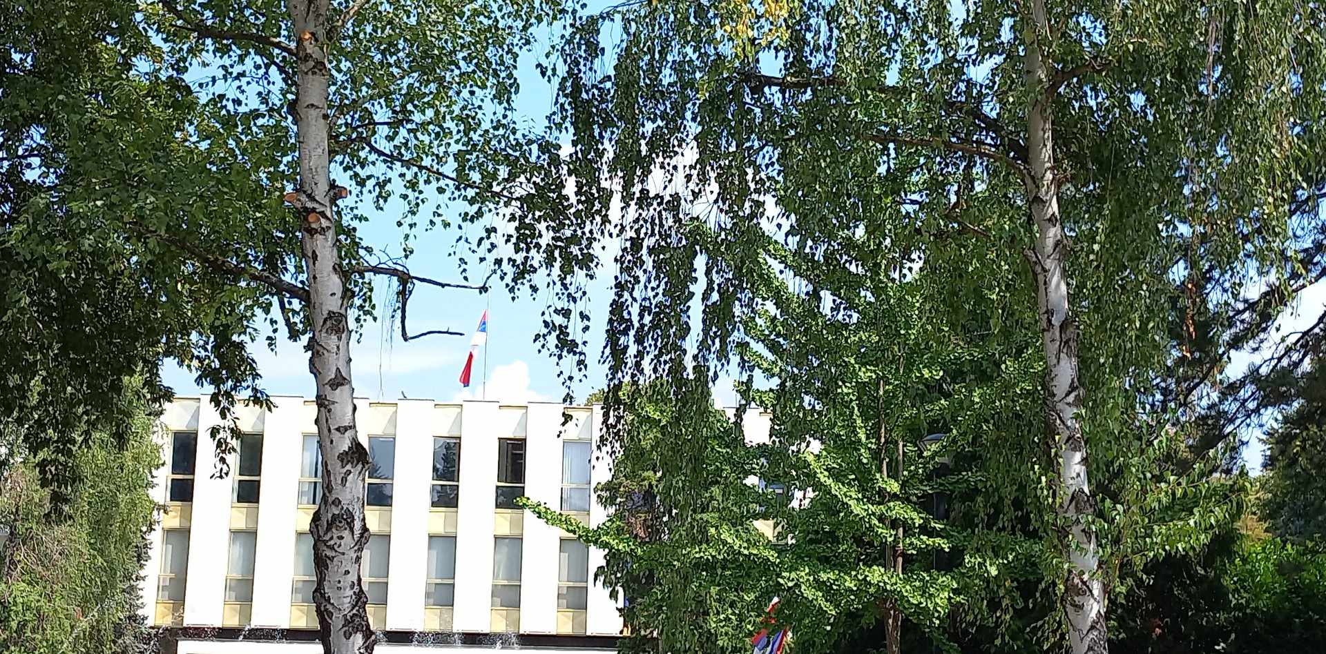 U SRPSKOJ DAN ŽALOSTI POVODOM TRAGIČNIH DOGAĐAJA NA KOSMETU Zastave na institucijama spuštene na pola koplja
