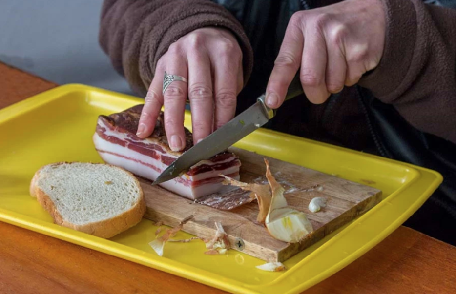 ZBOG ČEGA SU SLANINA, SVINJSKA MAST I LUK KLJUČNI ZA ORGANIZAM? Nutricionistkinja dala preciznu računicu